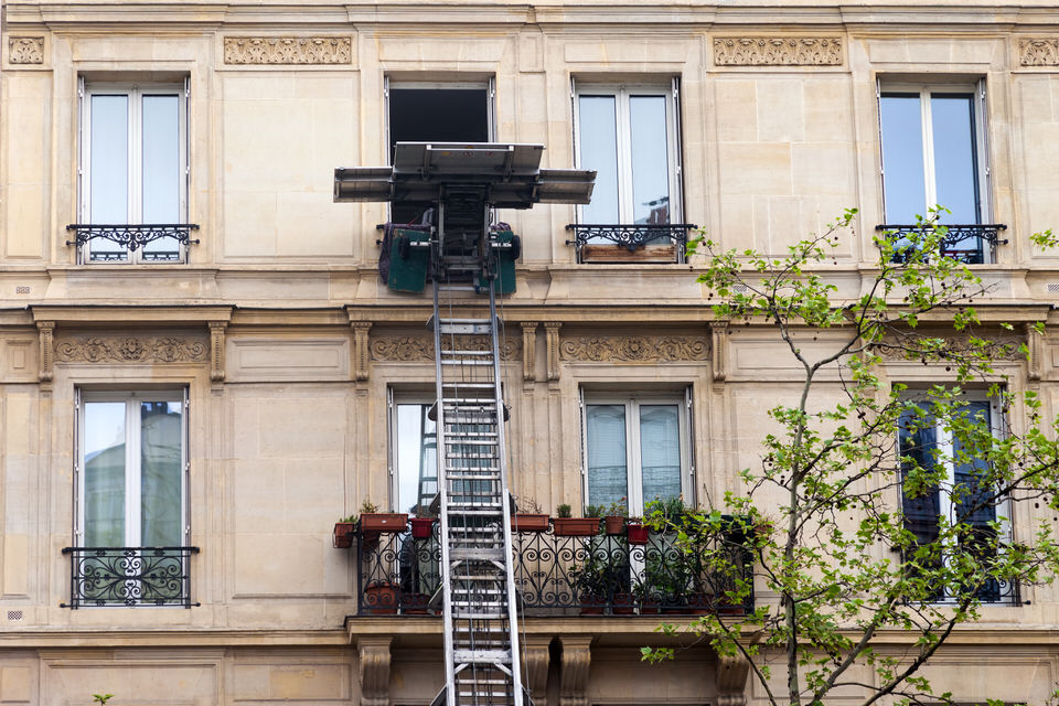 Lift qui monte des meubles dans une maison lors d'un déménagement